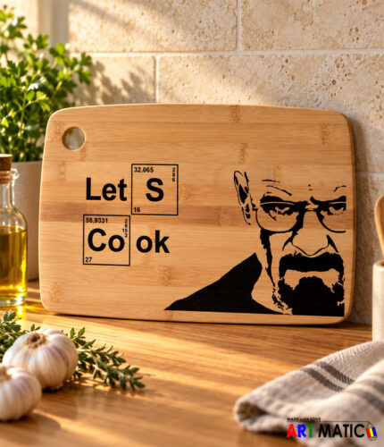 Drvena daska za rezanje Let’s Cook s gravurom Waltera Whitea na kuhinjskoj radnoj ploči.