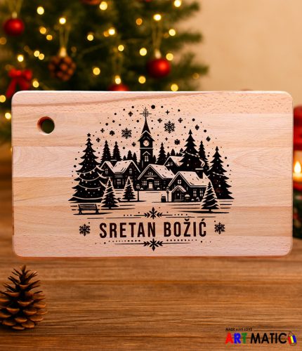 daska za rezanje drvena s natpisom Sretan Božić na stolu uz lampice