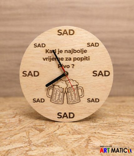 gravirani drveni sat sad