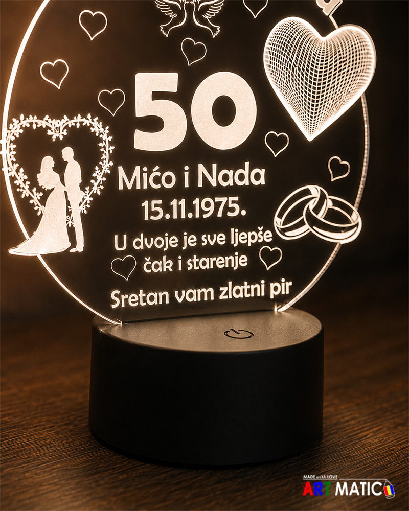 Detalj laserske gravure na personalizednoj LED lampi za godišnjicu braka – toplo osvjetljenje
