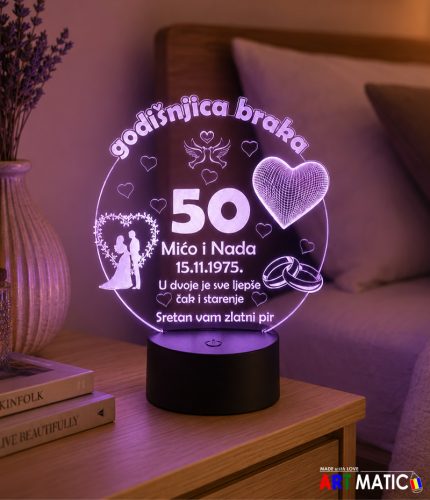 Personalizirana LED lampa za godišnjicu braka na noćnom ormariću u ljubičastom osvjetljenju