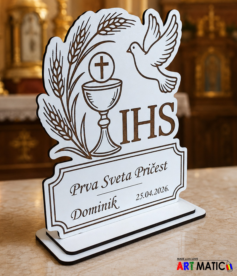 Personalizirana uspomena na Prvu Pričest Dominik u crkvenom ambijentu Uspomena za Prvu Svetu Pričest Dominik kao personalizirana bijela dekoracija za stol