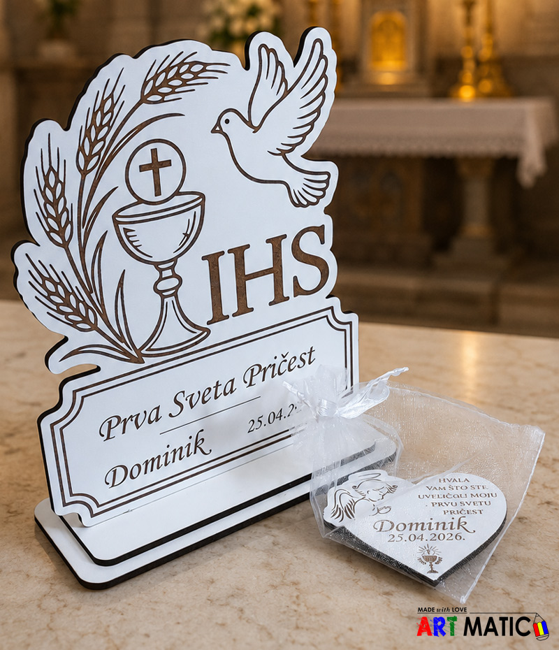 Uspomena na Prvu Pričest Dominik s personaliziranim magnetom Personalizirana stolna dekoracija za Prvu Pričest Dominik s poklon magnetom u organza vrećici