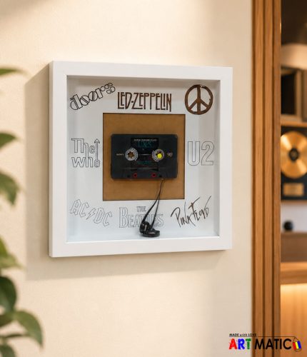Retro kaseta u bijelom okviru kao poklon za ljubitelje glazbe
