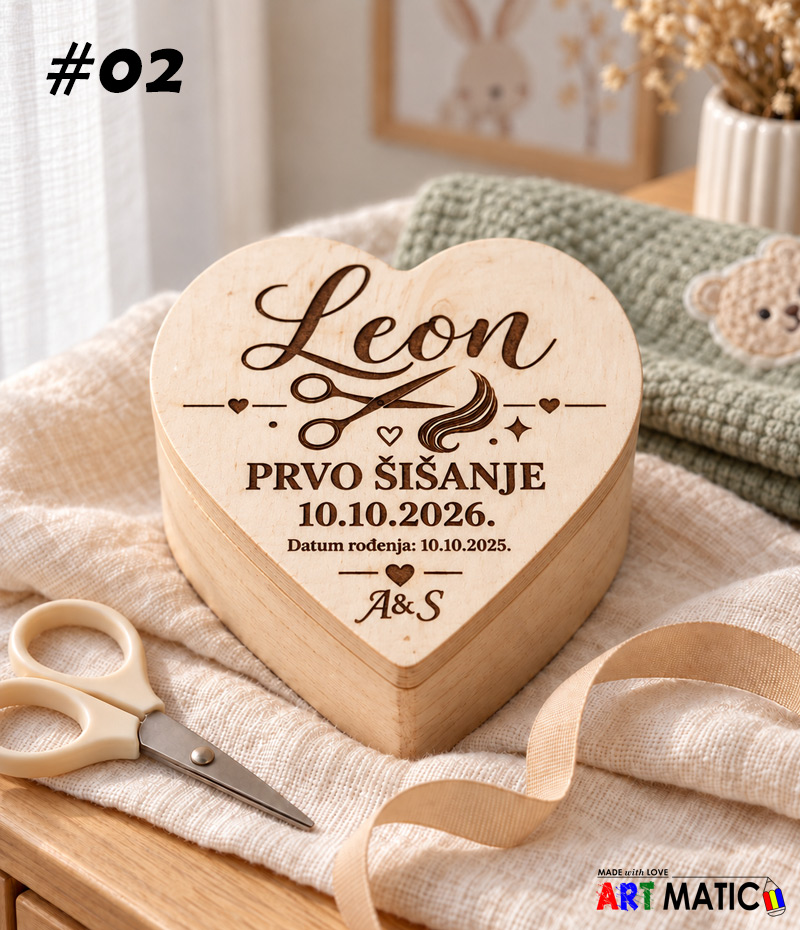 Uspomena na prvo šišanje Leon – drvena kutijica #02 Drvena kutijica u obliku srca za uspomenu na prvo šišanje, s graviranim imenom Leon, datumima i motivima škara i srca – dizajn 02.