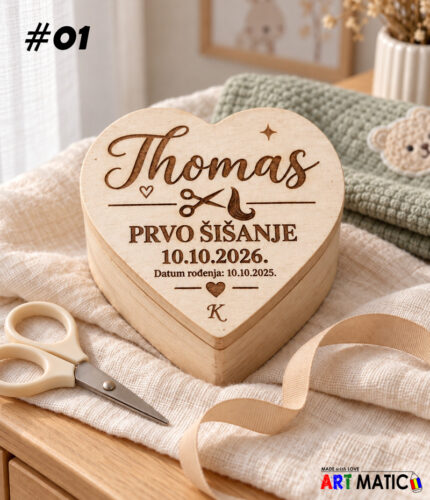 Drvena kutijica u obliku srca za uspomenu na prvo šišanje, s graviranim imenom Thomas, datumima i motivom škara – dizajn 01.