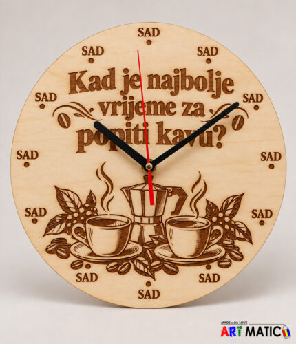 Drveni zidni sat s graviranim natpisom Kad je najbolje vrijeme za popiti kavu, motivom šalica kave i moka lončića.