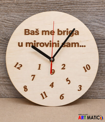 Drveni zidni sat s natpisom Baš me briga u mirovini sam – poklon za odlazak u mirovinu