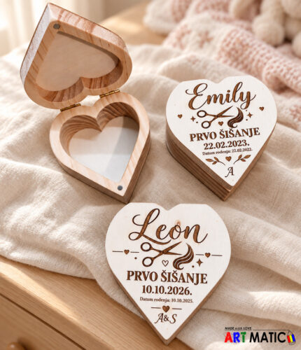 Drvene kutijice u obliku srca za uspomenu na prvo šišanje, s graviranim imenima Emily i Leon te prikazom otvorene unutrašnjosti.